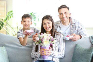 Evde aile tebrik genç kadın