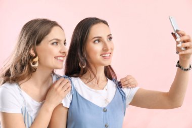 Portre bu mutlu lezbiyen çift alma selfie üzerinde renk arka plan