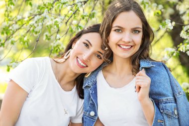 Mutlu lezbiyen çift üzerinde Spring gün