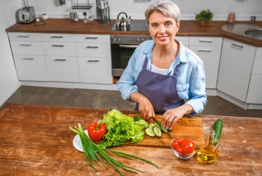 Olgun kadın mutfakta yemek