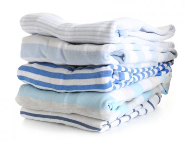 Beyaz arka plan üzerinde modern giysi yığını