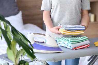 Evde temiz giysiler istifleyen kadın