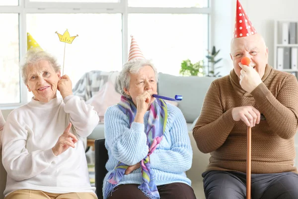 Szczęśliwi seniorzy spędzają razem czas w domu opieki — Zdjęcie stockowe