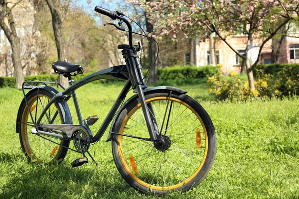 Biciclete moderne în parcul de primăvară — Fotografie, imagine de stoc