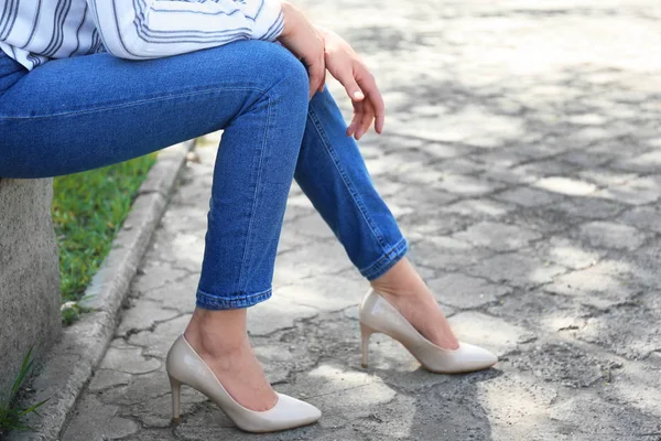 Mujer joven en jeans elegantes al aire libre — Foto de Stock