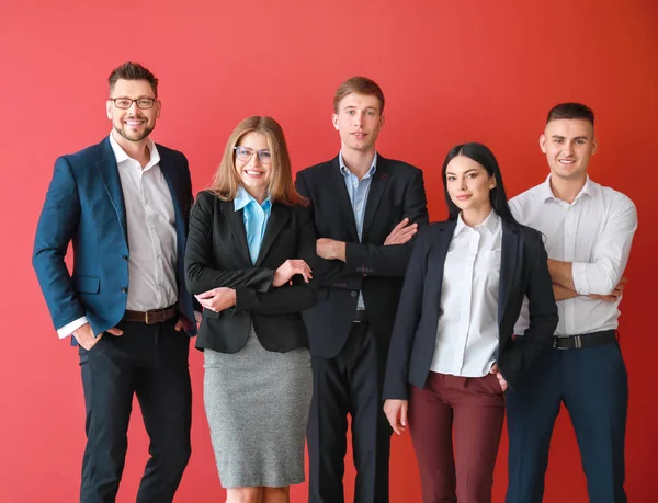 Ομάδα επιχειρηματικών ατόμων σε χρωματικό φόντο — Φωτογραφία Αρχείου