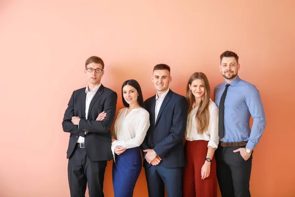 Team van zakenmensen op kleur achtergrond — Stockfoto