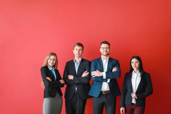 Team van zakenmensen op kleur achtergrond — Stockfoto