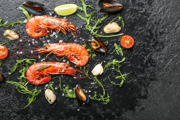 Tasty shrimps with mussels on dark background — Stock Photo, Image