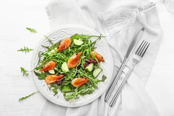 Bord met lekkere garnalen salade op witte tafel — Stockfoto