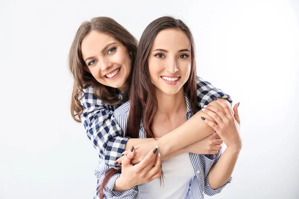 Retrato de feliz pareja lesbiana sobre fondo blanco — Foto de Stock