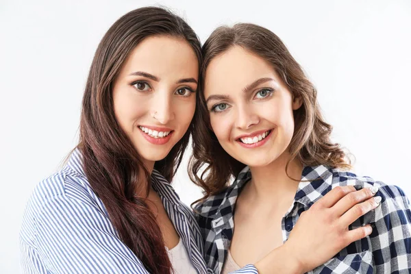 Retrato de casal lésbico feliz no fundo branco — Fotografia de Stock