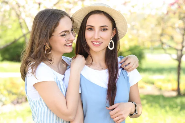 Feliz pareja lesbiana en el día de primavera — Foto de Stock