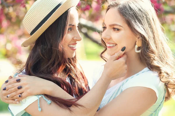 Mutlu lezbiyen çift üzerinde Spring gün — Stok fotoğraf