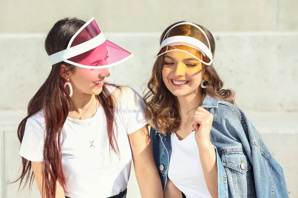 Happy lesbian couple walking outdoors — Stock Photo, Image