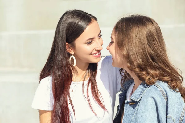 Feliz lésbicas casal andando ao ar livre — Fotografia de Stock