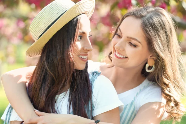 Mutlu lezbiyen çift üzerinde Spring gün — Stok fotoğraf