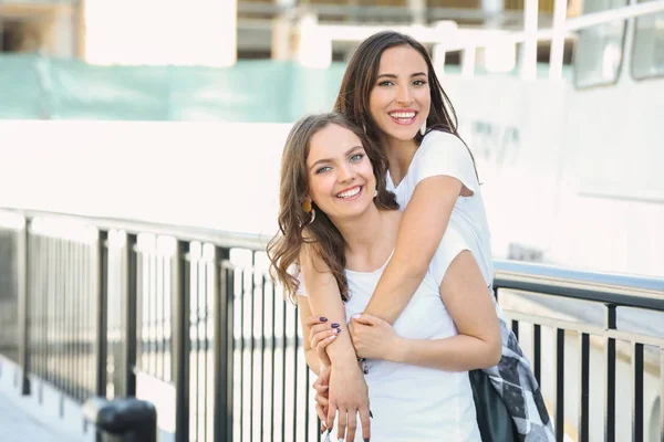 Heureux couple lesbien marchant à l'extérieur — Photo