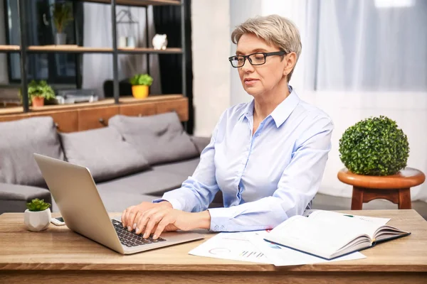 Mature businesswoman working in office — Stock Photo, Image