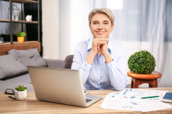 Mature businesswoman working in office — Stock Photo, Image
