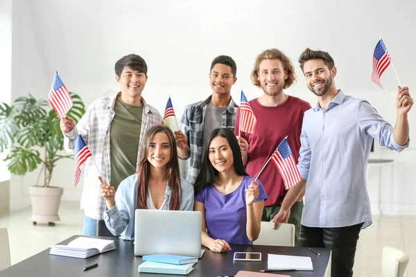Diákok csoportja az USA zászlókat az asztalnál az osztályban — Stock Fotó