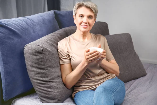 Rijpe vrouw drinken koffie thuis — Stockfoto