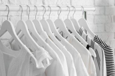 Soyunma odasında temiz giysiler ile Raf