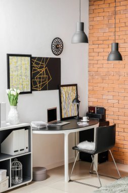 Odada şık ve modern çalışma alanı
