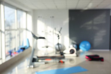 Modern ekipman, bulanık görünümü ile spor salonu iç
