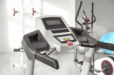 Modern egzersiz makinesi içinde jimnastik salonu