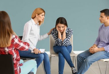 Grup terapi seansı insanlara