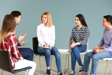 Grup terapi seansı insanlara