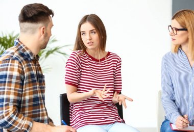 Grup terapi seansı insanlara