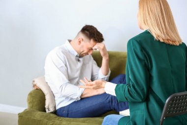 Ofiste ki adamla çalışan psikolog