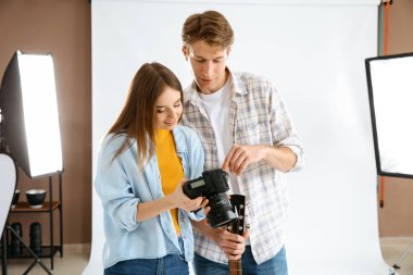 Profesyonel fotoğrafçı stüdyoda model resimleri gösteren