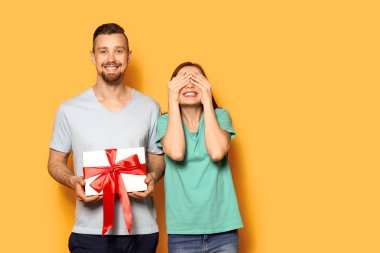 Genç adam kız arkadaşını renk geçmişinden selamlıyor.