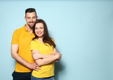 Renkli arka planda mutlu genç çift