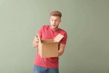 Renkli arka plan üzerinde karton kutu ile sürpriz adam