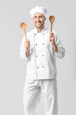 Beyaz arka planda yakışıklı erkek şef
