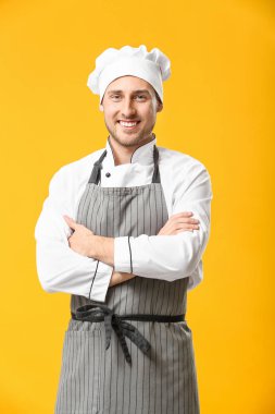 Yakışıklı erkek Şef renk arka plan üzerinde