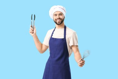 Yakışıklı erkek Şef renk arka plan üzerinde