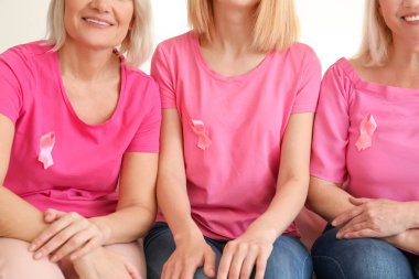 Pembe kurdeleli farklı yaşlardaki güzel kadınlar. Meme kanseri kavramı