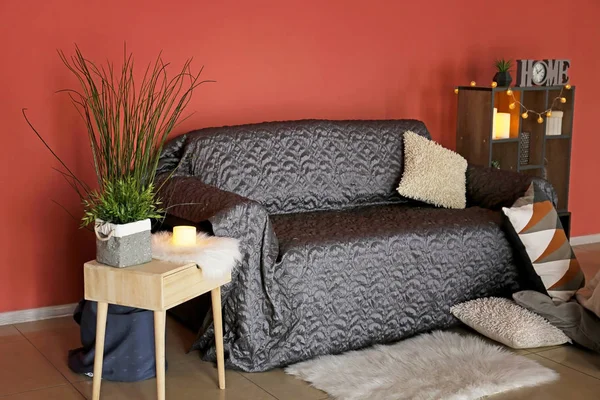 Großes Sofa im Wohnzimmer — Stockfoto