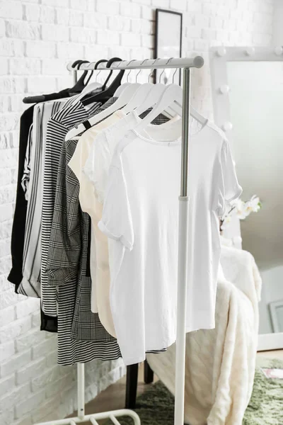 Rack com roupas limpas no camarim — Fotografia de Stock