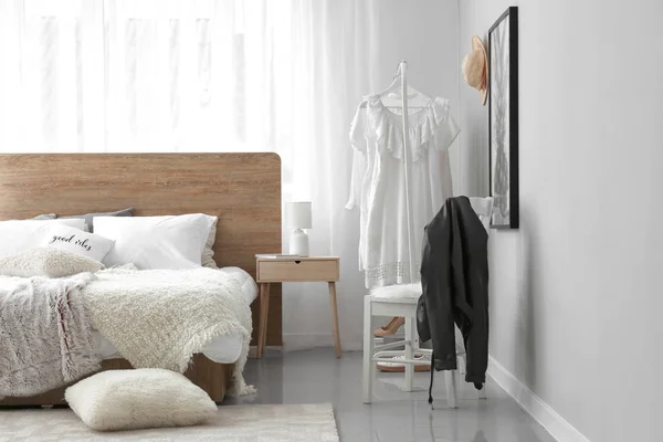 Stor säng i eleganta interiör rum — Stockfoto