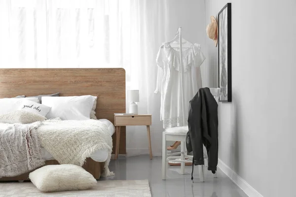 Big bed in stylish interior of room — Stock Photo, Image