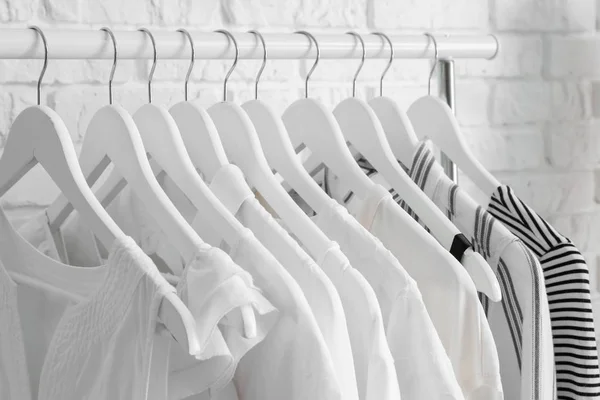 Rack com roupas limpas no camarim — Fotografia de Stock