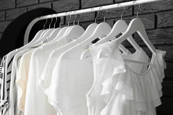 Bastidor con ropa femenina limpia en vestidor — Foto de Stock