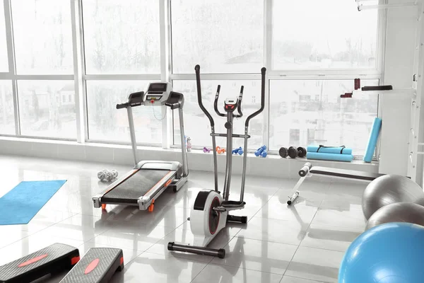 Interieur van fitnessruimte met moderne apparatuur — Stockfoto