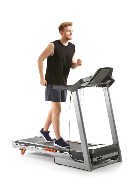 在白人背景下在跑步机上训练的体格健壮的年轻人 — 图库照片